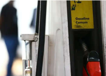 Alta internacional do petróleo acende alerta e governo reforça fiscalização