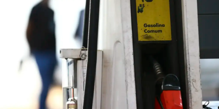 Alta internacional do petróleo acende alerta e governo reforça fiscalização