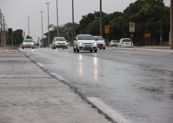 Chuva no DF: blitz alerta motoristas para risco de acidentes nas pistas molhadas