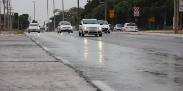 Chuva no DF: blitz alerta motoristas para risco de acidentes nas pistas molhadas