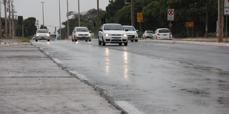 Chuva no DF: blitz alerta motoristas para risco de acidentes nas pistas molhadas
