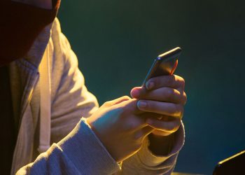 Apostas online movimentam R$ 2,2 bilhões por ano e levam 1 em cada 5 apostadores a ter dificuldade de parar, diz pesquisa