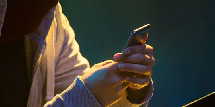 Apostas online movimentam R$ 2,2 bilhões por ano e levam 1 em cada 5 apostadores a ter dificuldade de parar, diz pesquisa