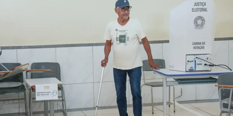 Abstenção de eleitores com mais de 70 anos cai quase 10 pontos percentuais no 1º turno