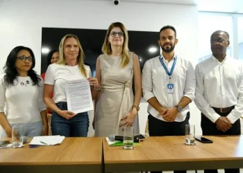 Celina firma compromisso para fortalecer atendimento na rede pública de saúde do DF