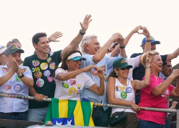 Caiado grava mensagem a moradores de Cidade Ocidental e pede voto a Gracinha e Daniel