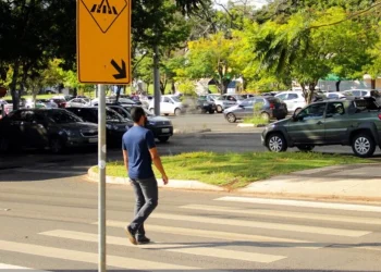 Detran-DF reforça regras de trânsito para reduzir riscos a motociclistas e pedestres